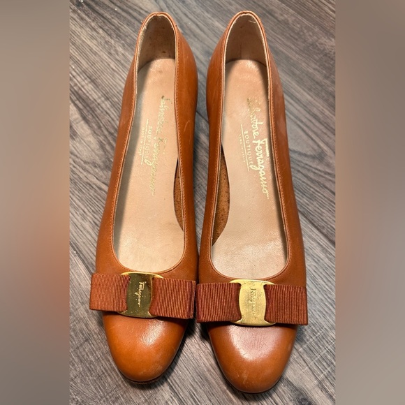 Salvatore Ferragamo Leather Vara Pumps - Picture 1 of 8